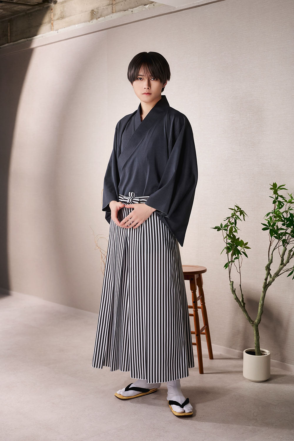 [New] コスプレ 和装 セレクト着物 袴 ユニセックス フリーサイズ こげ茶/薄灰/縦縞 【クリアストーン】